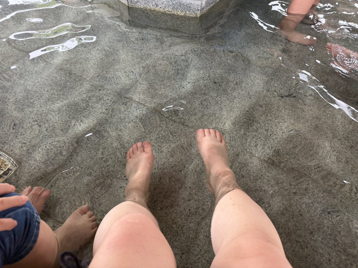 pudding_fairy_'s tweet photo. 道の駅天童の足湯なう
ふとましい足を御覧じろ https://t.co/SEnvvl3aF5