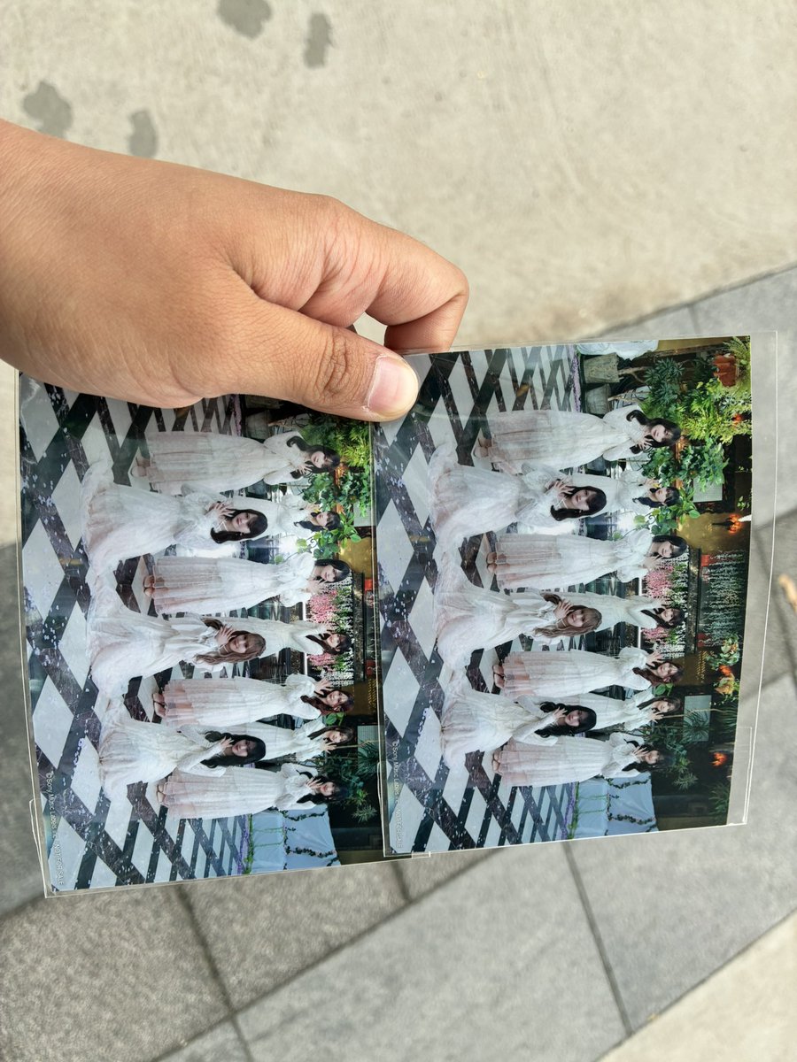 Gyumin65400561's tweet photo. モラトリアムの生写真を2枚引いて、お姫様の作り方の生写真1枚と交換して下さる方を募集しています‼️
今1枚目の幕張メッセ階段下に紫色のバッグとミニオンのバッグ持っ��待っています！
 #イコラブ
 #幕張メッセ
 #トレ
 #生写真交換 https://t.co/cyJljhez0a