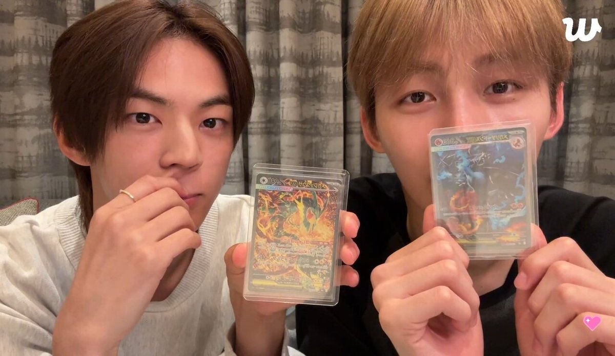 starfess's tweet photo. Yang tahu pokemon cards, Dohoon sama Jihoon ngepull apa deh? katanya rare ya??

-star https://t.co/3C0p77Kxkw