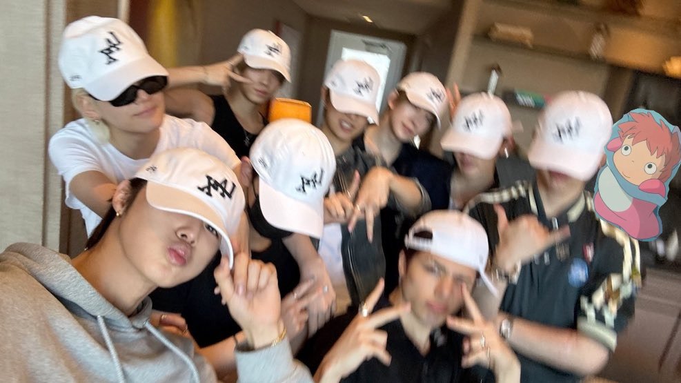 kitkatnapped's tweet photo. @euijuiced selfie with &amp;team real not clickbait https://t.co/nw6b71w2LT