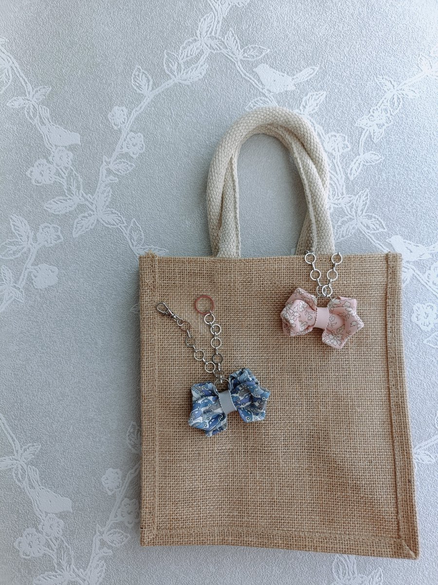 yuko80729660's tweet photo. PEONY fabric by aNdot
バッグチャームとして作ったのですが、スマートキーにつけてみたら……
これ、可愛い♡🔑

毎日使うスマートキーって少し無機質。リボンをひとつ添えるだけで車に乗るたびにちょっと嬉しくなりそう☺️

バッグにもスマートキーにも。
ブルー系、ピンク系どちらが好きですか？ https://t.co/ZhsRbsvrpD