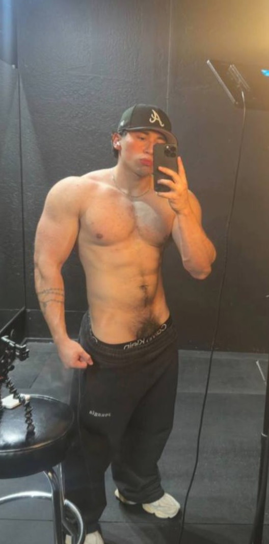 AimatMyPedistal's tweet photo. Am I ur type? https://t.co/tT7YPBS6e2