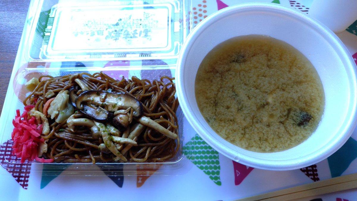 _holo_'s tweet photo. さっき食ったのに、ついついきのこ王国に寄り道w 舞茸焼きそばとキノコ汁　#北海道ツーリング https://t.co/oRQwn6IicQ