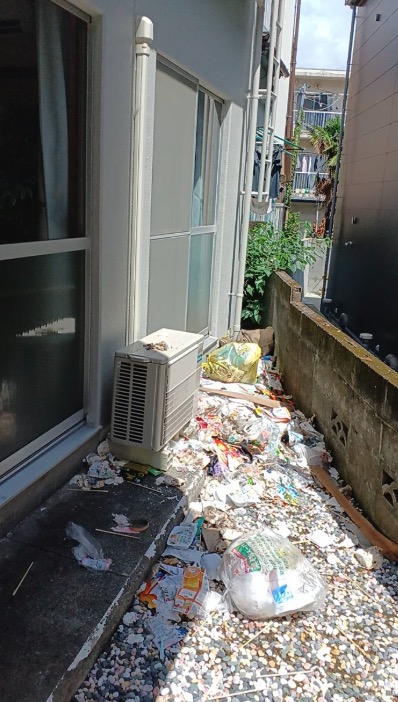 mosva_0's tweet photo. 熱海の民泊トラブル

上階の住人がベランダからゴミを落としてくるトラブル、もう1年になります。
毎日掃除しても、翌朝にはまたゴミ...
管理会社に何度相談しても「注意しておきます」で終わり。警察も口頭注意まで。

居住の自由があるから簡単に追い出せないと言われるけど、その負担を下の階が無償で引き受け続けるのはおかしくないですか？

せめて清掃コスト分の家賃減額か、ゴミ処理は管理会社がやるべきだと思う。
同じような経験ある方、どう解決しましたか？