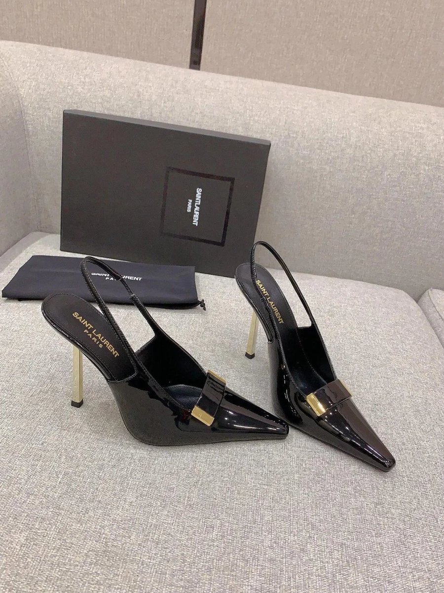 Moneenis's tweet photo. Sharp pointed toes, cold metallic heels. https://t.co/udOYSOMhK3