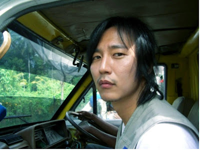sannnvdc's tweet photo. Potret Kim Namgil saat jadi sukarelawan untuk membantu korban gempa bumi pada tahun 2010 di Padang, Sumatera Barat, Indonesia. https://t.co/WfaWls5ZpU