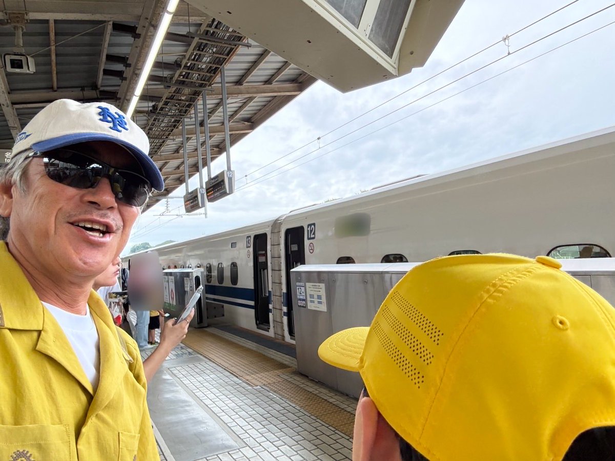 Terajima_JME's tweet photo. ウチのガキと一緒に男旅❗️
日本海へ向かうぜ❗️
躾のために普通車手配したが満席🈵
生意気だが仕方ねえからグリーンだ！笑

#寺島進　#男旅 https://t.co/Hejz1VEHlH