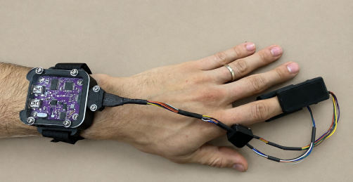newswise's tweet photo. New Pulse #Oximeter Adapts to Skin Color
Device automatically reads and adjusts to #skin tone for accurate measurements of #blood #oxygen, #pulse and #respiration
@TuftsUniversity 
https://t.co/YANT39GPJW https://t.co/uIMdPwdzGh