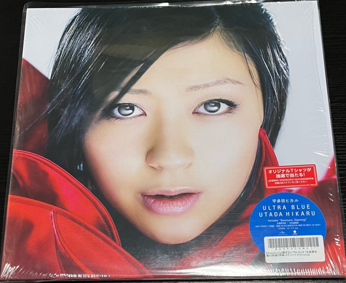 赤い衣装を着ているジャケ貼ろうぜ 宇多田ヒカル「ULTRA BLUE」 ベタ