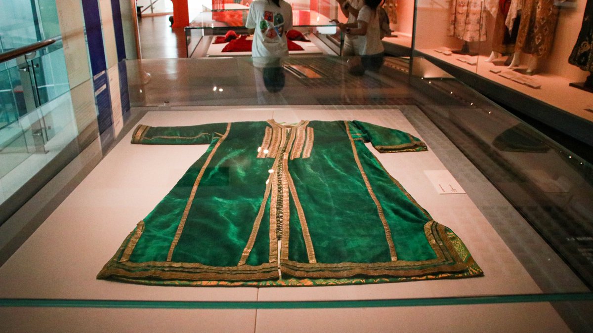cnsilkmuseum's tweet photo. A 19th-century Rabat-Salé Caftan. 🇲🇦
This traditional garment is crafted from green velvet and features intricate gold thread embroidery.
From a private collection, this piece is currently on display in CNSM.
#2026SilkRoadWeek #NSM #ChinaNationalSilkMuseum #SilkCulture #Museums #IntangibleCulturalHeritage