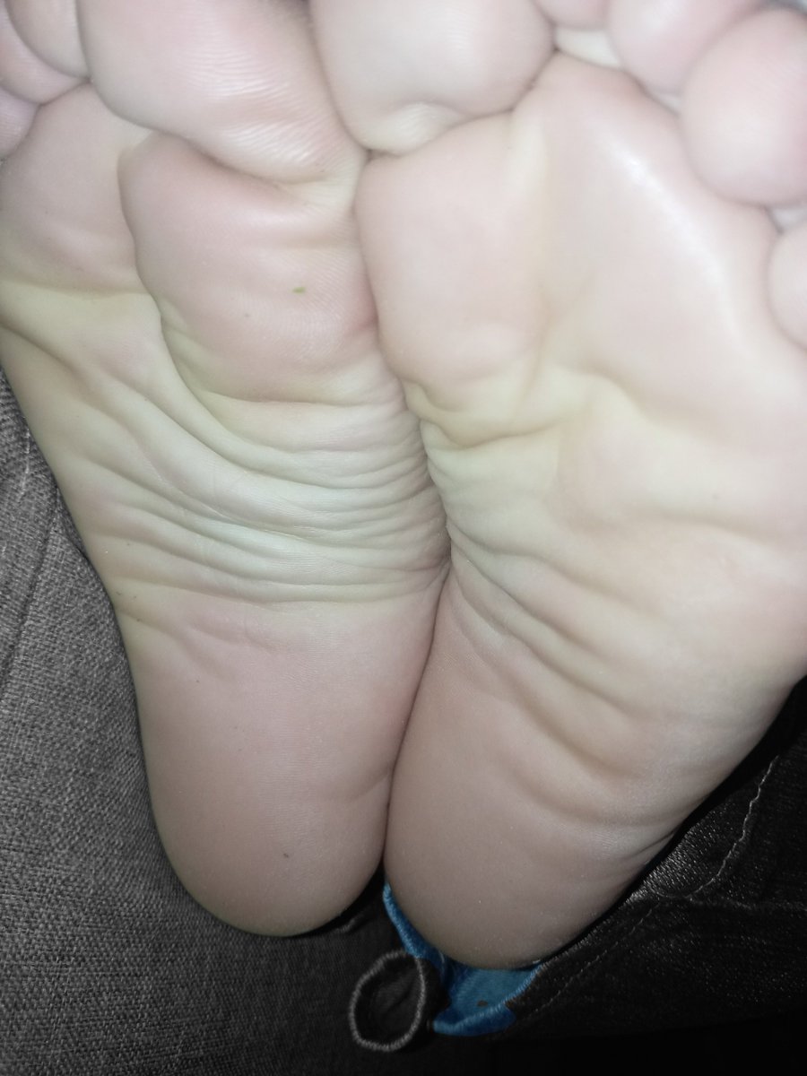 carminafeet12's tweet photo. + d 12 horas dentro de calzados cerrados 😷👃🏼👣🧀 #pies #piessudados #olor #oloraqueso #piesudados #dedos #dedogordo #deditos #footfetısh #feetfetısh #natural #foot #closeup #soles #plantadelospies #plantas #arrugas #dedosapretados #pedicure #fetiche #fetichistas https://t.co/lVgG7QYjRI