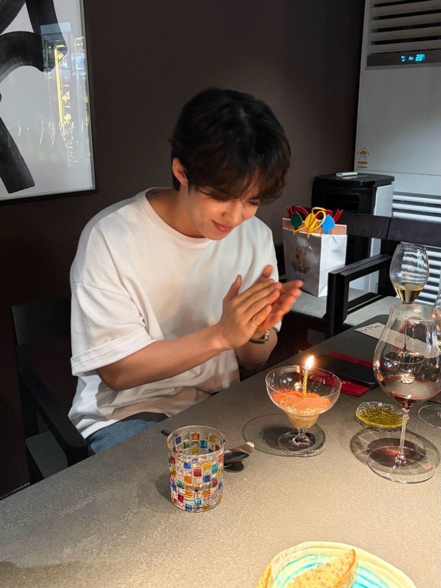 CJCY_1995's tweet photo. August brings out the best, Happy Birthday Best Leader ❤️🥰🥳
We're so happy, seeing you happy ✨🎈
❤️🍒💪🏻
#HAPPYSCOUPSDAY #SCOUPS #에스쿱스
#SEVENTEEN #세븐틴
#HAPPY_SVT_DAY https://t.co/LhedqENNcM
