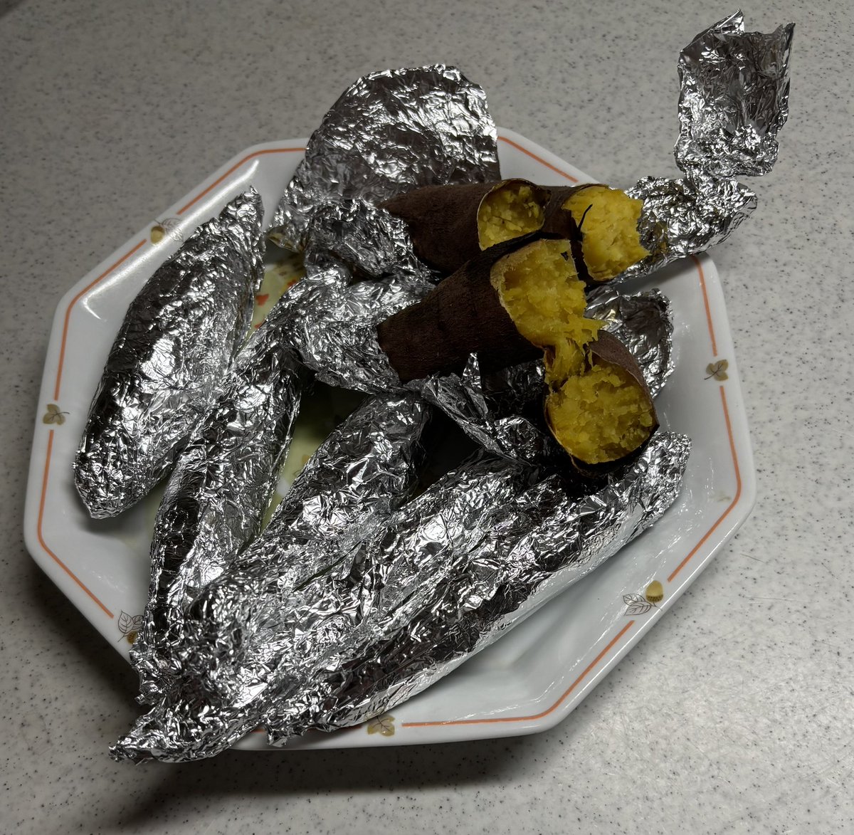 chocobusuka_kt's tweet photo. 今日、焼き芋にした
小ぶりなのですぐに焼けた
程よい甘さ https://t.co/Vemu6Dq7Hb