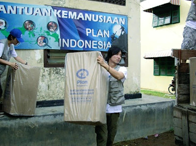 sannnvdc's tweet photo. Potret Kim Namgil saat jadi sukarelawan untuk membantu korban gempa bumi pada tahun 2010 di Padang, Sumatera Barat, Indonesia. https://t.co/WfaWls5ZpU