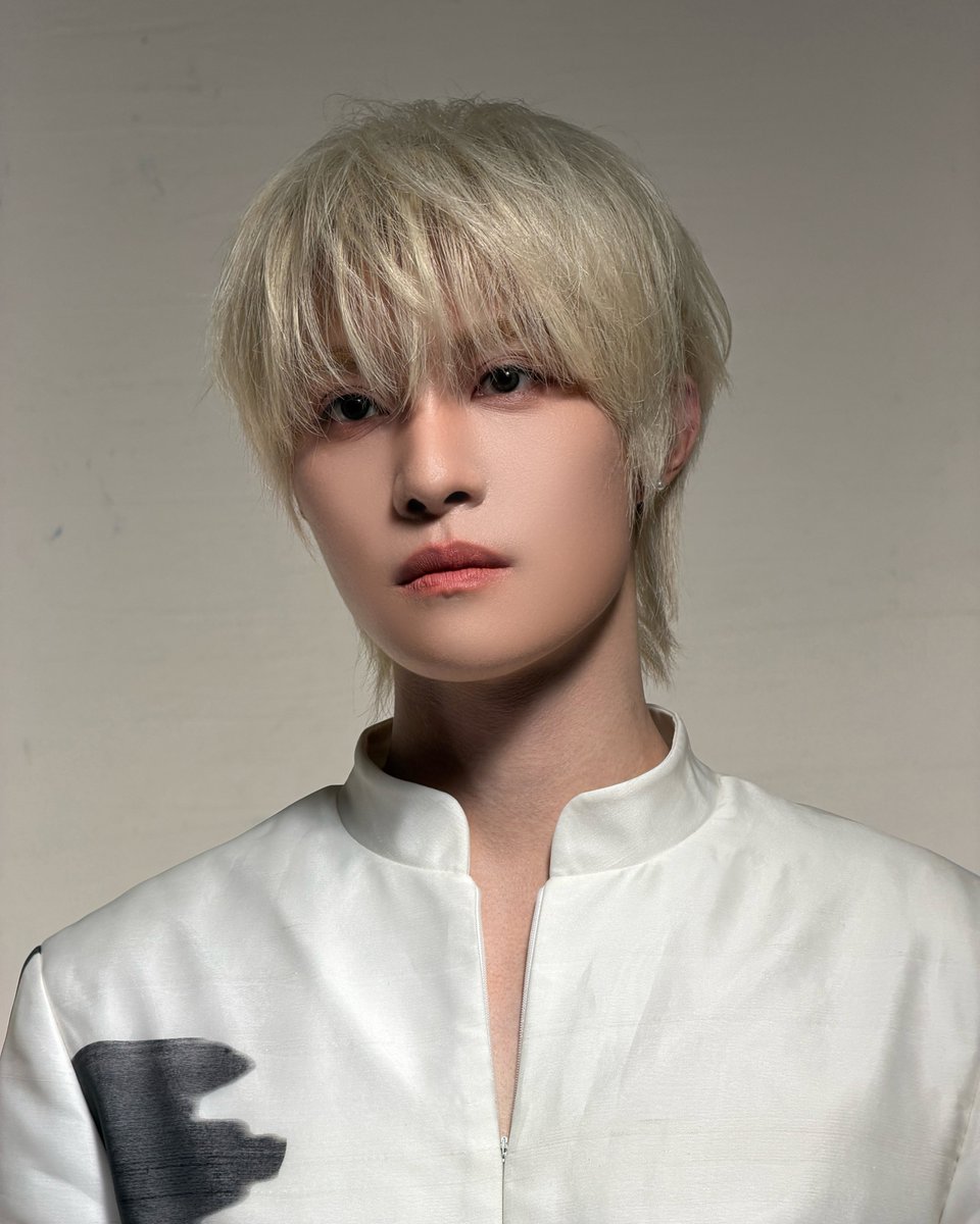 WayV_official's tweet photo. Ready for me? 🤍✨

EVERYTHING, ALL AT ONCE, NEO
https://t.co/K8oziWjjLn 

#WayV #鸢 #YANGYANG
#WayV_VisionWings
#NCT_10TH_ANNIVERSARY https://t.co/kliRcNTiVA