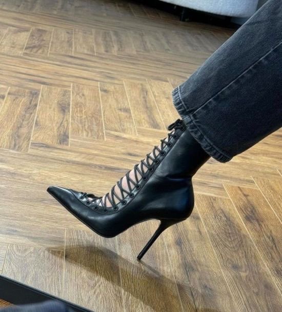 cozygirlx's tweet photo. lace up boots https://t.co/bmErw3xoQa