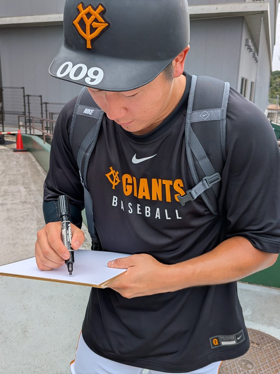 giants01210630's tweet photo. 今日はG球場で3選手からサインを
貰うことが出来ました☺️
今回は何と門脇選手から名前入りのサインを貰えた上にツーショット写真を撮ってもらえました😭😭
門脇選手、浅野選手、李選手
練習後でお疲れの所サインを書いていただけて本当にありがとうございました🙇
今後の活躍を期待したいと思います🙇 https://t.co/GUUlmwXPC8
