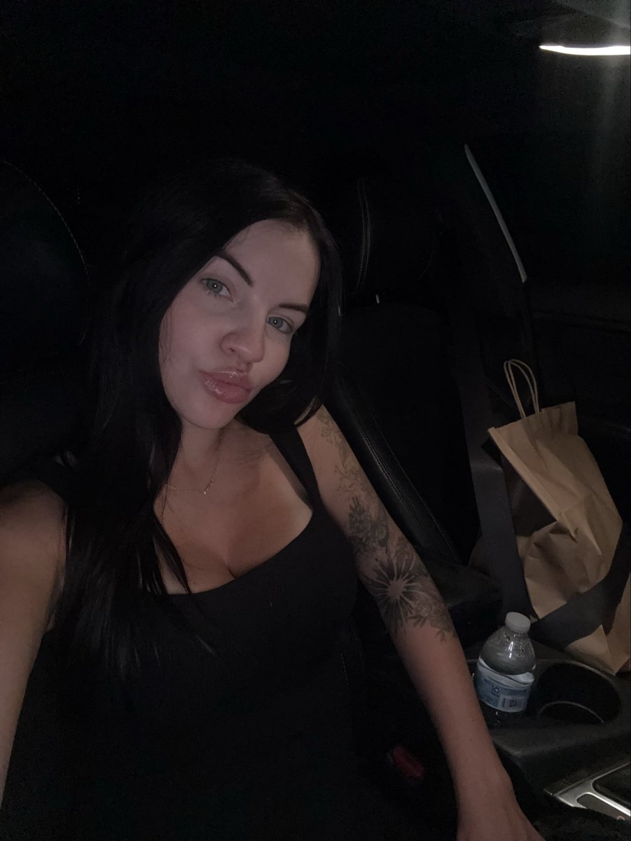KateeKox's tweet photo. Gotta make sure the dinner makes it home safe🚗🍝 https://t.co/8p7BXGZXBX