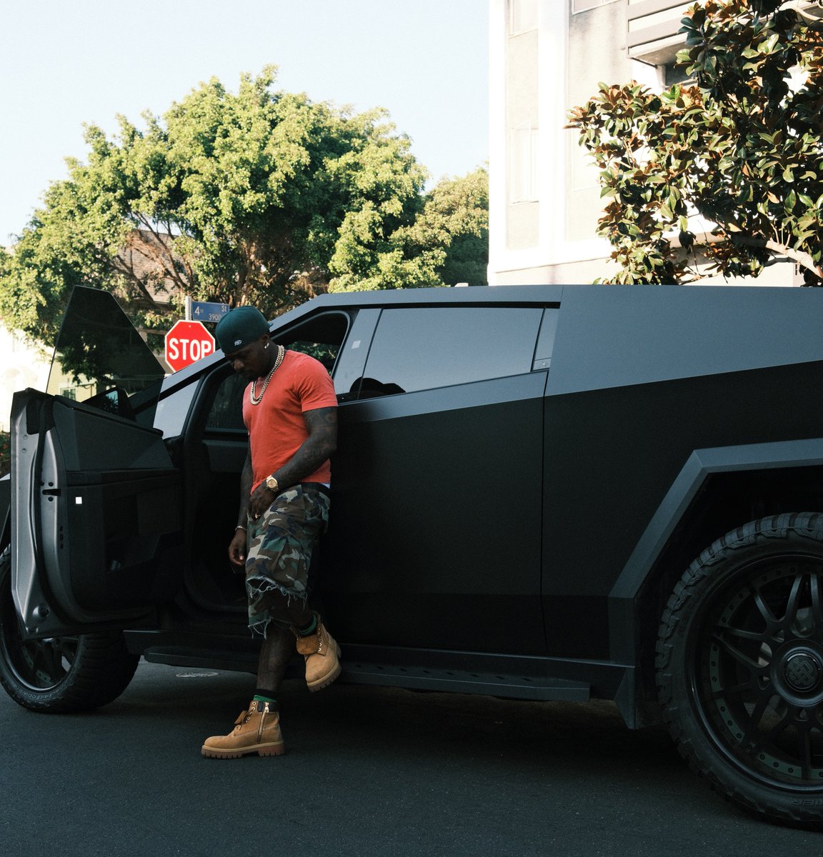 1BENNY7G's tweet photo. ASAKE IN NEW PICTURES WITH HIS CYBERTRUCK! 📸🤩 https://t.co/BIcXYjE2fq