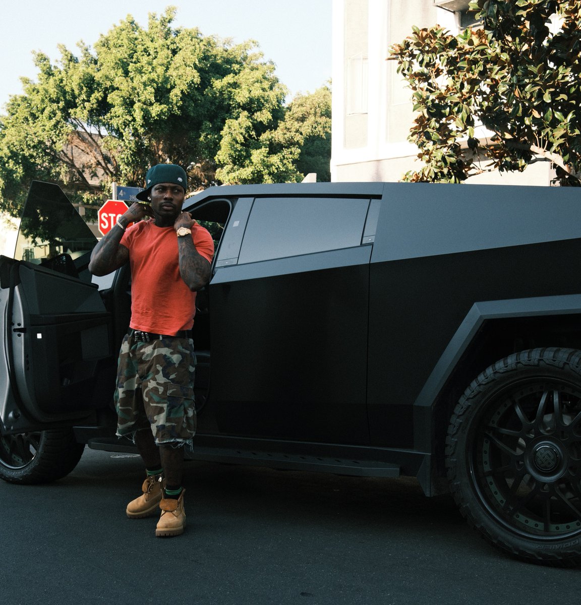 1BENNY7G's tweet photo. ASAKE IN NEW PICTURES WITH HIS CYBERTRUCK! 📸🤩 https://t.co/BIcXYjE2fq