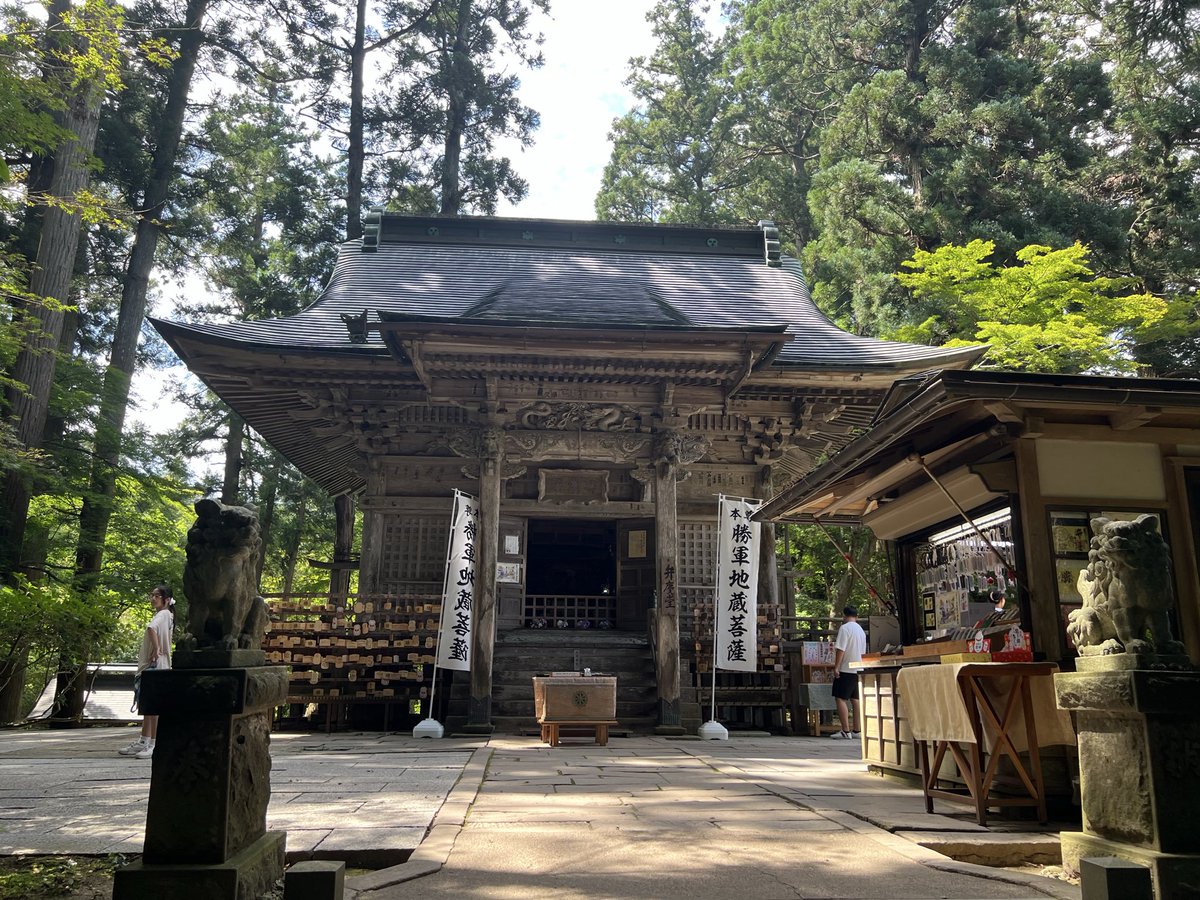 Maka953827's tweet photo. 平泉番外編、御堂巡り。まずは中尊寺の弁慶堂へ。
月見坂の途中に佇む、正式には愛宕堂と呼ばれるお堂です。
弁慶が衣川の戦いの直前、自ら彫って奉納した木像が今も安置されています。
薙刀を手に立ったまま最期を迎えた「立ち往生」の姿に、主君を守る忠義を感じました。
神恩感謝でございます。 https://t.co/jeKKqcwy7h