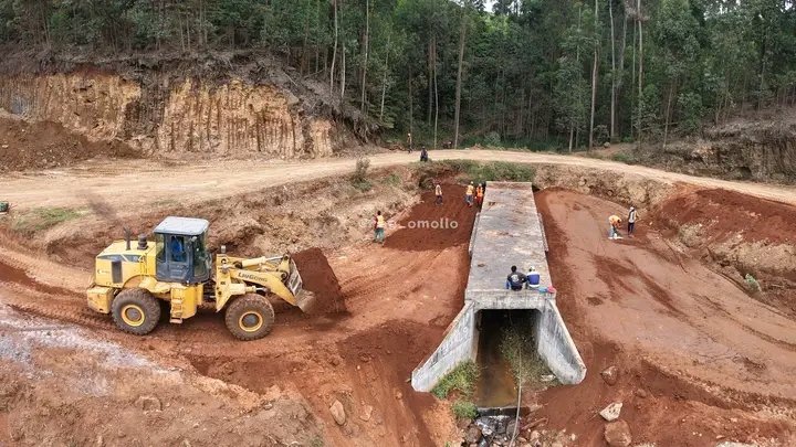 Thriving_luos's tweet photo. The 154-kilometre Mau Mau Road Lot 2 is being upgraded to modern bitumen standards, transforming the historic liberation routes into reliable roads for today’s communities. The project will improve connectivity across Murang’a, Kiambu and Nyandarua. https://t.co/VIuj43Jp4I