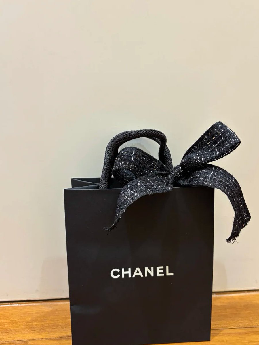 Jenn_ifed's tweet photo. A little late night magic wrapped in black tweed. https://t.co/jik9rYuuxN