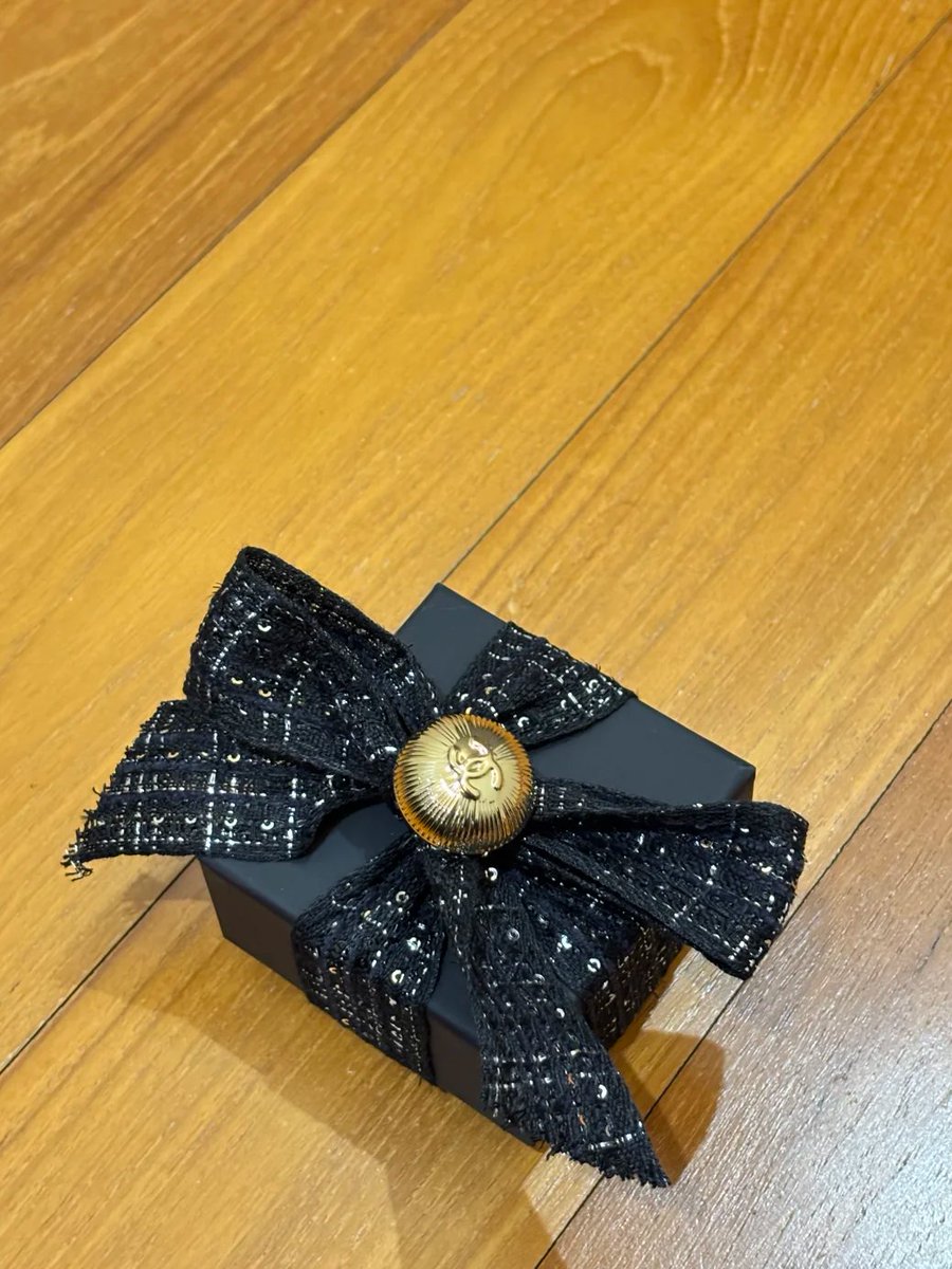 Jenn_ifed's tweet photo. A little late night magic wrapped in black tweed. https://t.co/jik9rYuuxN
