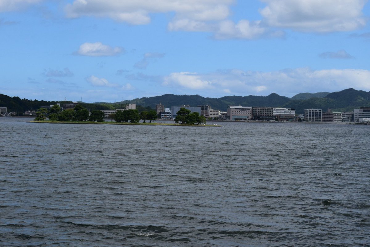 ito5586's tweet photo. 島根県松江市の宍道湖
やはり日中だから暑いけど風があってまだ耐えられる感じ
いつもは穏やかだけど波があります
#宍道湖　#山陰の空 https://t.co/emKGJFBlgQ