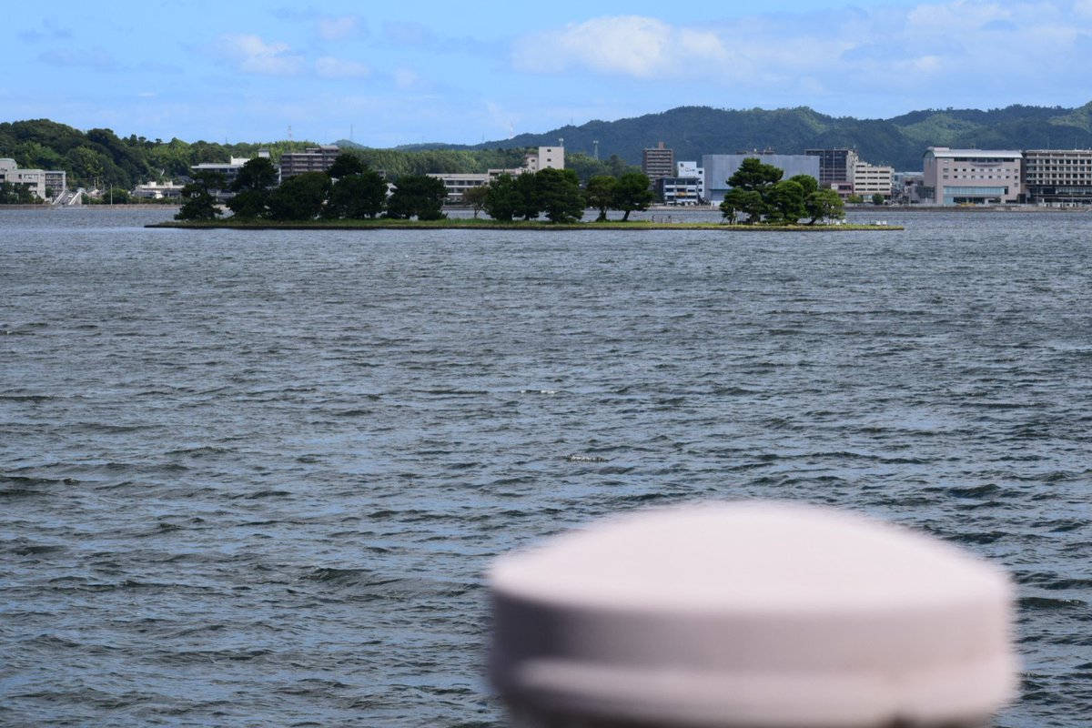 ito5586's tweet photo. 島根県松江市の宍道湖
やはり日中だから暑いけど風があってまだ耐えられる感じ
いつもは穏やかだけど波があります
#宍道湖　#山陰の空 https://t.co/emKGJFBlgQ
