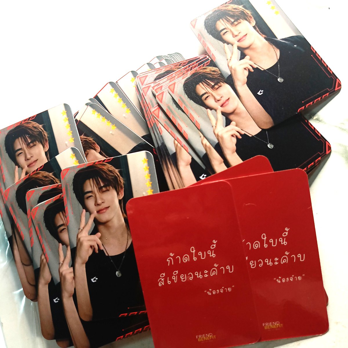 untilthej's tweet photo. กอว.พร้อมแจกแล้วคับ มีไปแจกทั้ง2วันเลยน้า ไม่ต้องเอาอะไรมาแลกก้อจะยัดใส่มือให้นะคะ 😔✌🏻 หรือถ้าอยากแลกกันก็ได้เสมอคับ 

(ก้าดน้องจ๋าย รบกวนทำหม่ามี๊~หรือพูดบทน้องจ๋ายนะงั้บ (หยอกๆ แต่ถ้าทำก็ชอบมากเด่วยัดให้เยอะๆ))

#Duang𝐆o𝐑ound𝐂oncert 
#เจอด้วงที่อิมแพคนะเธอ https://t.co/pAPlFZiAC6