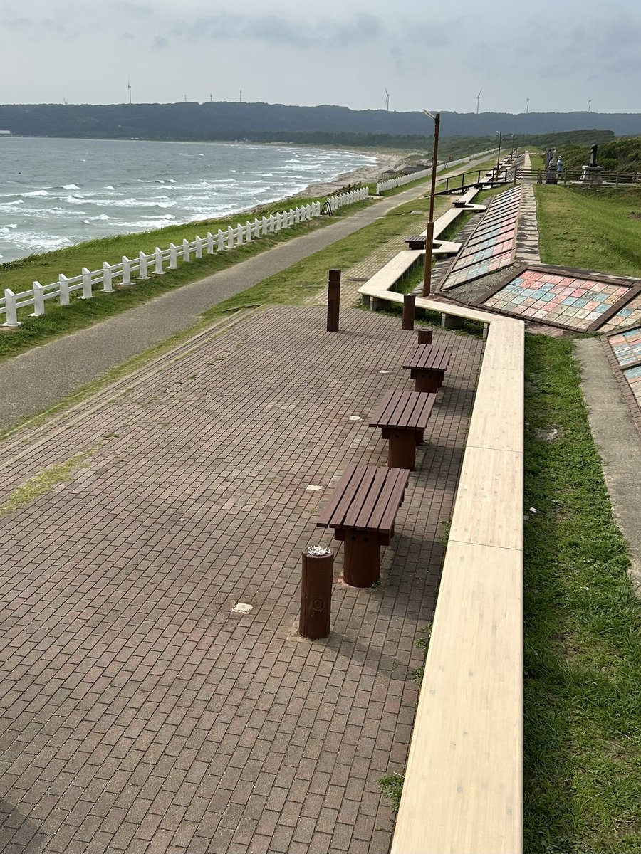 kunimac151007's tweet photo. 能登半島に車で一人旅に出かけ、全て一般道で神奈川まで帰る途中、
国道249号線沿いの道の駅（とぎ海街道）に「世界一長いベンチ」が海岸線沿いにあった・・

『ポケふた』も
#世界一長いベンチ https://t.co/BWBSNGUNB7