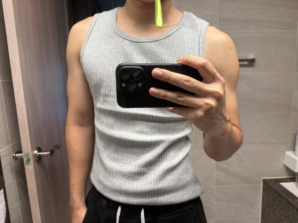 femsubChasor's tweet photo. 나시 너무 꺼드럭? https://t.co/ychV03FV9d