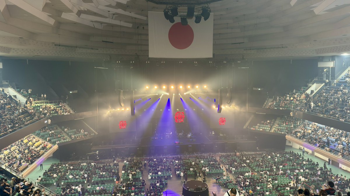 ginjiro_ki_yo's tweet photo. 最後を見届けるつもりがまさかのサプライズ‼️
『ロックは自由』
2年後を楽しみに待ちます！
会場の一体感に釣られ35年前に戻って最高な時を過ごしました✨
お隣の鹿児島から参戦された素敵なお姉さま方、お心遣い感謝です❣️
#TBOLAN
#LASTLIVE
#日本武道館 https://t.co/MkaEokEbUt