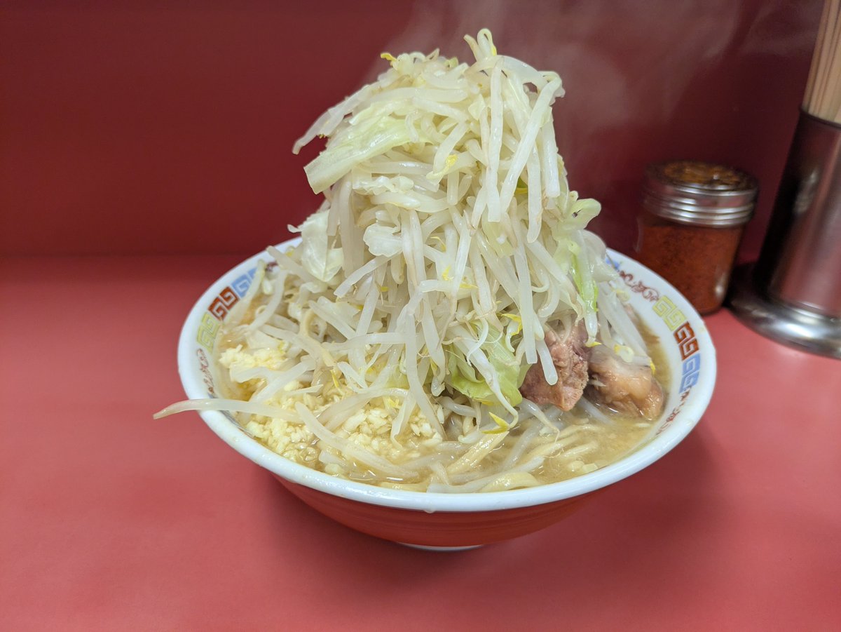 passo_1stEd's tweet photo. ラーメン二郎ひばりヶ丘駅前店
大ラーメン
初訪問。
誕生日は特別な一杯を
作っている所作も美しいですね
プリパツな麺うますぎて...🥹
麺量は控えめにされてそうだけど大満足☺️
待ちも少なくてよかった https://t.co/g9GyKFLjvb
