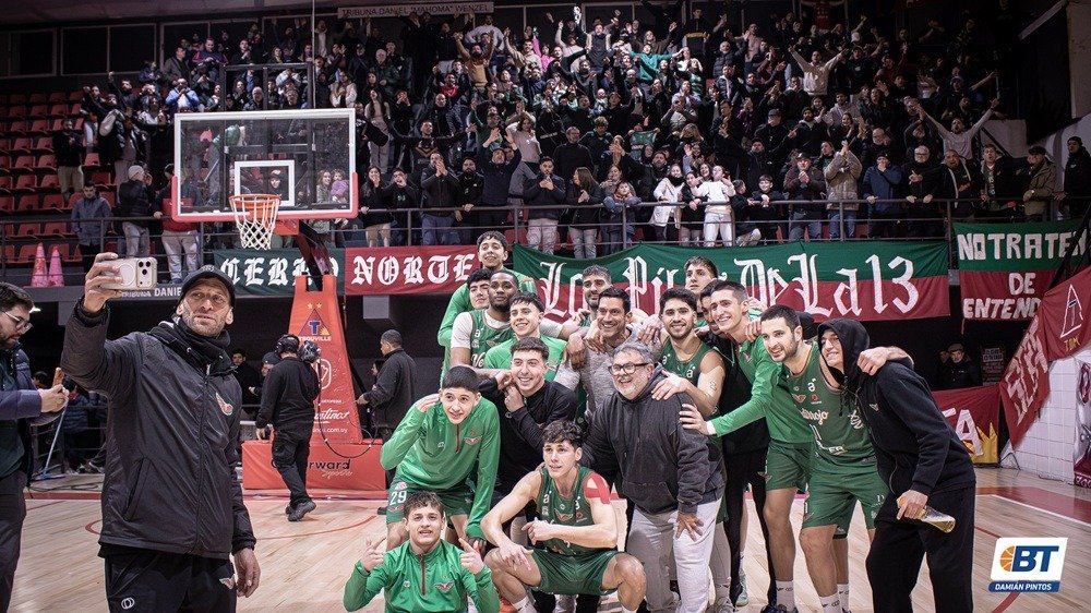 BasquetTotal's tweet photo. #LDAxBT | LOCURA VERDE Y ROJA 

A través de un dominio marcado en el último cuarto, Verdirrojo derrotó en cifras de 72-69 a Trouville en Pocitos y consiguió su sexta victoria consecutiva.

📝 @matibatista_5
📷 @DamiPintos22

👉 https://t.co/fTzPaKN94E https://t.co/mAQbVW2uHX