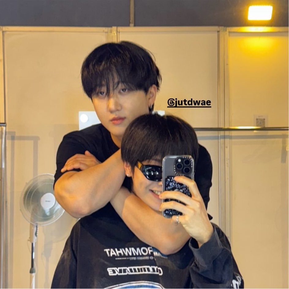 Hwazito_'s tweet photo. Que inveja de você Jeongin pqp https://t.co/sg17M09NCp