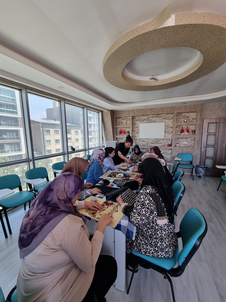 kademvan's tweet photo. Halk Eğitim iş birliğiyle açtığımız “Dekoratif El Sanatları” kursumuz Vakfımızda başladı!
Kadınlarımızla bir araya geldik, hem üretiyoruz hem de güzel bir dayanışma ortamı kuruyoruz.
Her parça bir emek, her an bir paylaşım… https://t.co/8o1pQ8APlj