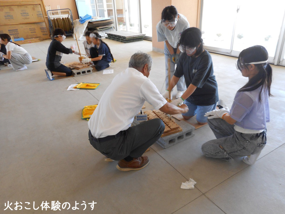 HitachiMuseum's tweet photo. 【6/16に水木小で出前講座を行いました】
職員手作りの長～～い年表で、縄文時代の長さを視覚的に学んだ後、「土器さわり体験」と「火おこし体験」に挑戦！土器の重みや、火がおきた瞬間の感動を肌で感じてくれたようでした✨
今回の体験がこれからの歴史学習のエネルギーになりますように！🔥 https://t.co/0Vz17Ybsir