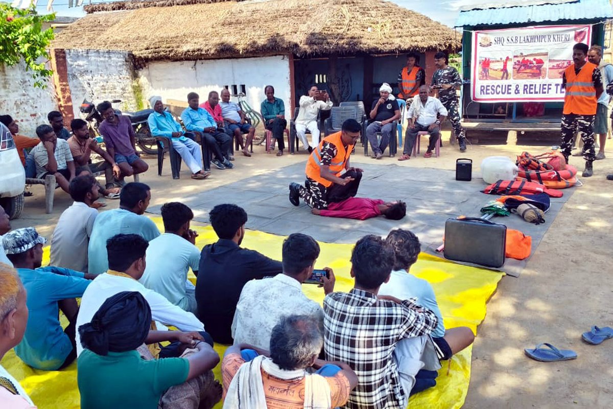 59bnssb_india's tweet photo. 59वीं वाहिनी #SSB की सीमा चौकी मूर्तिहा के अंतर्गत #VibrantVillage सलारपुर में RRT टीम ने ग्रामीणों को बाढ़ व आग जैसी आपदाओं में आत्म-सुरक्षा, बचाव एवं त्वरित प्रतिक्रिया के उपाय बताए।
सेवा • सुरक्षा • बन्धुत्व 🇮🇳
#BorderSpine59 #RRT
@SSB_INDIA https://t.co/0NYcgqoeda