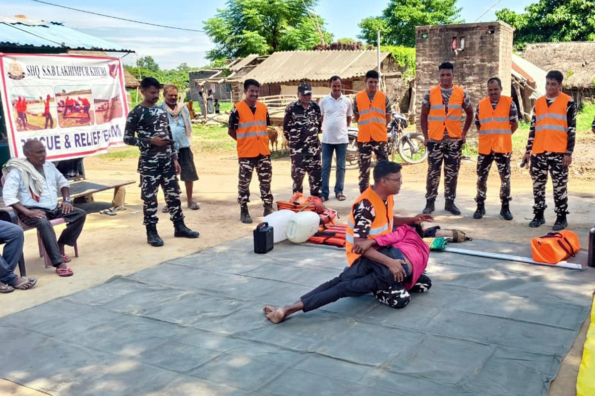 59bnssb_india's tweet photo. 59वीं वाहिनी #SSB की सीमा चौकी मूर्तिहा के अंतर्गत #VibrantVillage सलारपुर में RRT टीम ने ग्रामीणों को बाढ़ व आग जैसी आपदाओं में आत्म-सुरक्षा, बचाव एवं त्वरित प्रतिक्रिया के उपाय बताए।
सेवा • सुरक्षा • बन्धुत्व 🇮🇳
#BorderSpine59 #RRT
@SSB_INDIA https://t.co/0NYcgqoeda