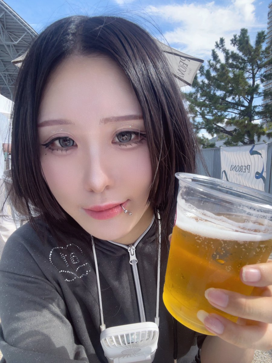 lca_oO's tweet photo. 自慢させてください。
真昼間に海を眺めながらビール飲んでいます。
ガチうまです。美容関係ないです。自我。
強いて言うならぷりぷりでかわいいお洋服に合わせてメイクをがんばりました。 https://t.co/ukhyIJEK6E