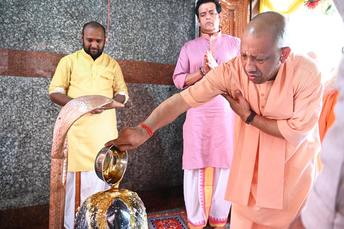 GorakhnathMndr's tweet photo. कर्पूरगौरं करुणावतारं संसारसारं भुजगेन्द्रहारम्।
सदा वसन्तं हृदयारविन्दे भवं भवानीसहितं नमामि॥

पावन श्रावण मास की शिवरात्रि के अवसर पर गोरक्षपीठाधीश्वर, महंत श्री @myogiadityanath जी महाराज ने आज गोरखपुर स्थित मानसरोवर मंदिर में भगवान भोलेनाथ का विधि-विधान से दर्शन-पूजन किया।

महाराज जी ने देवाधिदेव महादेव से सभी के सुख, समृद्धि, आरोग्य एवं मंगलमय जीवन की प्रार्थना की।

हर हर महादेव!