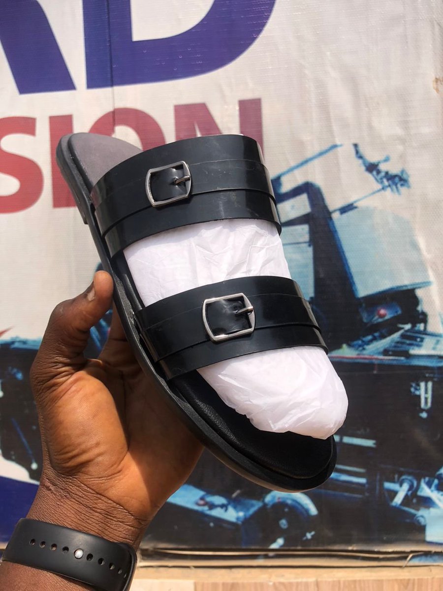 Heisifedamola's tweet photo. Slide into pure handcrafted luxury today before your tired feet decide to file a formal complaint.

Frame 1 and 2 - 20, 000 NGN
Frame 3 and 4.- 15,000 NGN

📍 Òṣogbo, Osun State.
🗒️ These can be remade in other colors and sizes. https://t.co/T0Spna3PBt