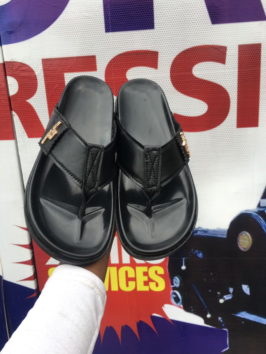 Heisifedamola's tweet photo. Slide into pure handcrafted luxury today before your tired feet decide to file a formal complaint.

Frame 1 and 2 - 20, 000 NGN
Frame 3 and 4.- 15,000 NGN

📍 Òṣogbo, Osun State.
🗒️ These can be remade in other colors and sizes. https://t.co/T0Spna3PBt