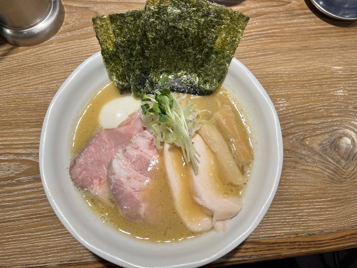 hiradate's tweet photo. やま福 蒲田
中華そば（塩）、特製 濃厚中華そば（醤油）

あっさり鶏清湯と
こってり鶏白湯どちらも美味しい！
鶏のチャーシューは、しっとりとろけそうでした。

限定のあん肝ペーストの和え玉（半玉）は、口いっぱいに広がるあん肝の磯の香りでした！

https://t.co/C45HN4NrSD https://t.co/4kgxQ5bB0w