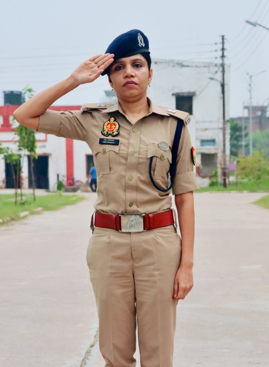 co37pacup's tweet photo. दिनांक-11.08.2026 को उपसेनानायक श्रीमती तनु उपाध्याय (Addl.SP) द्वारा "मंगलवार परेड" की सलामी ली गयी।
परेड के दौरान जवानों के टर्नआउट, ड्रिल एवं समन्वय का अवलोकन करते हुए आवश्यक दिशा-निर्देश दिए साथ ही वाहिनी का भ्रमण एवं निरीक्षण किया।
#uppolice #parade #dgpac #policetraining https://t.co/2OlfFg2XI9