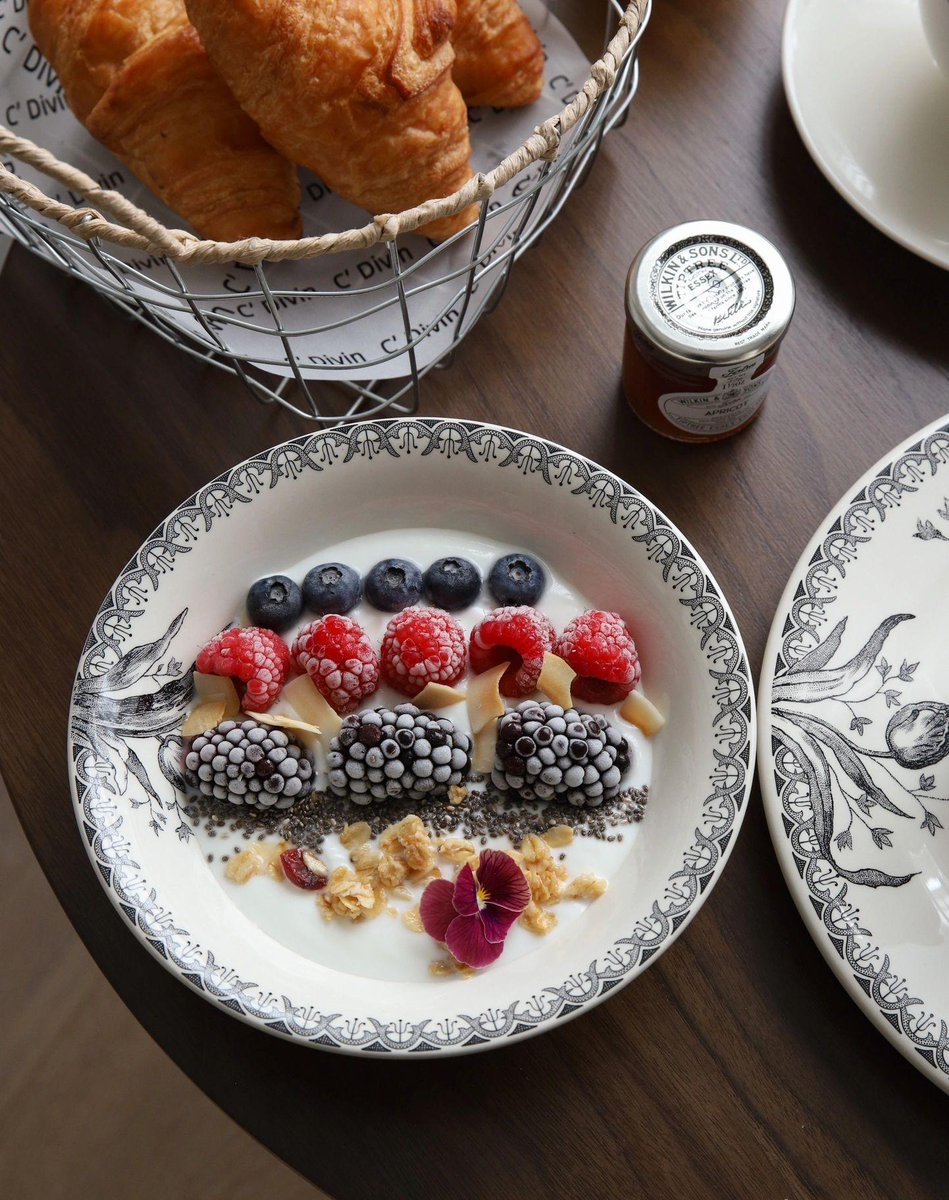 DedeHunteyb's tweet photo. [Woke up to buttery toast with ripe strawberries and a hot latte—this tiny morning bite hits different ]， https://t.co/MoVOHpXS6L