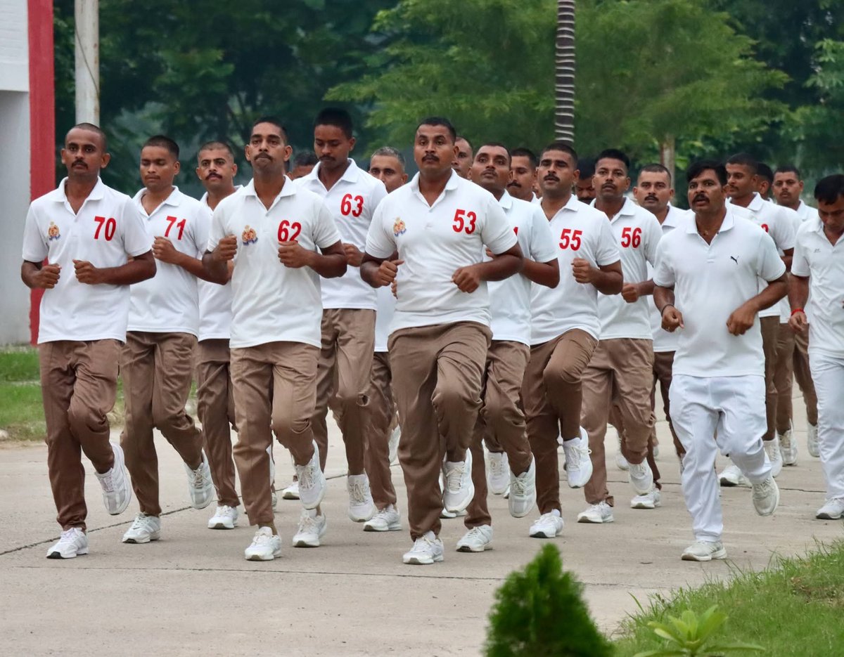 co37pacup's tweet photo. दिनांक-11.08.2026 को उपसेनानायक श्रीमती तनु उपाध्याय (Addl.SP) द्वारा "मंगलवार परेड" की सलामी ली गयी।
परेड के दौरान जवानों के टर्नआउट, ड्रिल एवं समन्वय का अवलोकन करते हुए आवश्यक दिशा-निर्देश दिए साथ ही वाहिनी का भ्रमण एवं निरीक्षण किया।
#uppolice #parade #dgpac #policetraining https://t.co/2OlfFg2XI9