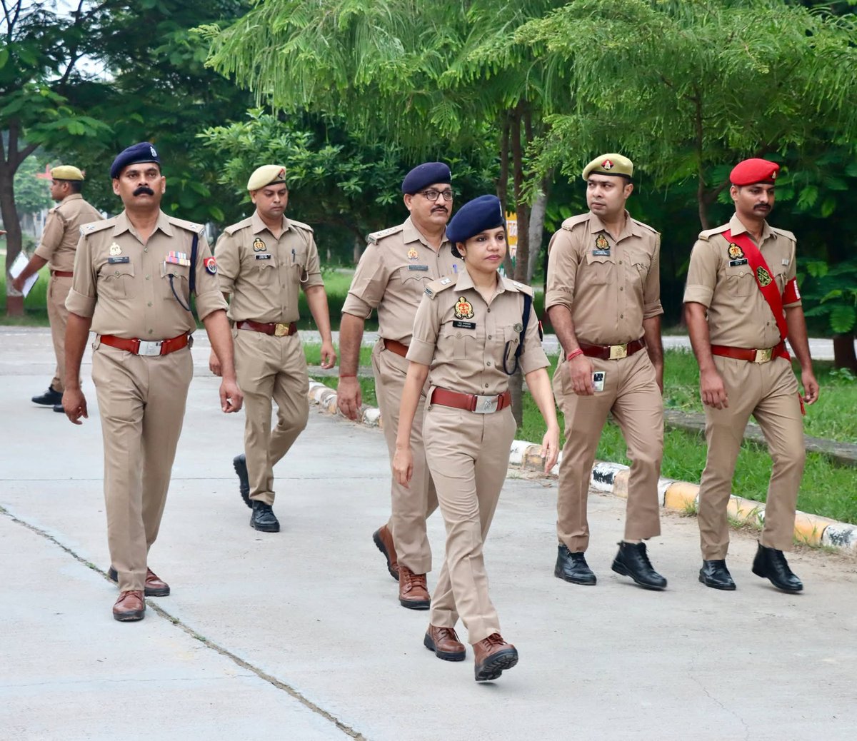 co37pacup's tweet photo. दिनांक-11.08.2026 को उपसेनानायक श्रीमती तनु उपाध्याय (Addl.SP) द्वारा "मंगलवार परेड" की सलामी ली गयी।
परेड के दौरान जवानों के टर्नआउट, ड्रिल एवं समन्वय का अवलोकन करते हुए आवश्यक दिशा-निर्देश दिए साथ ही वाहिनी का भ्रमण एवं निरीक्षण किया।
#uppolice #parade #dgpac #policetraining https://t.co/2OlfFg2XI9